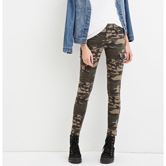 Forever 21 Pants - Forever 21 Camo Cargo Cropped Pants